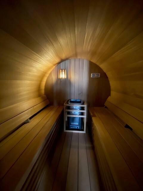 Lange saunabanken in een barrelsauna – comfortabel zitten en liggen
