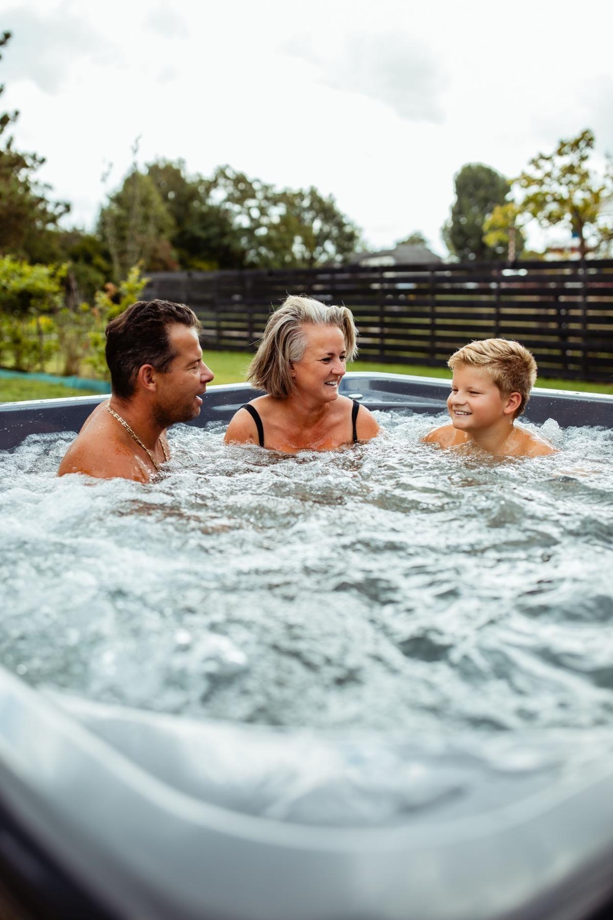 Hottub vs sauna: wat is beter voor ontspanning?
