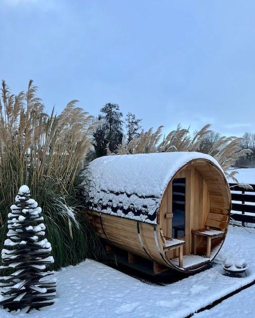 Thermowood Ayous barrelsauna in de sneeuw – geschikt voor alle seizoenen